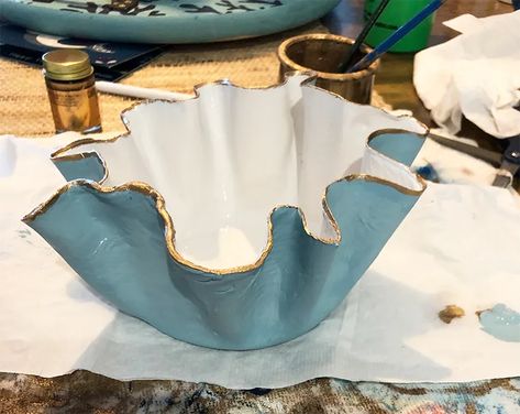 DIY Scallop Edge Bowl - the House house Diy Shell Bowl, Diy Clay Bowl, Diy Ceramic Bowl, Catchall Bowl, Dishwasher Safe Mod Podge, Diy Ruffle, Paper Mache Bowls, Diy Bowl, Diy Marble