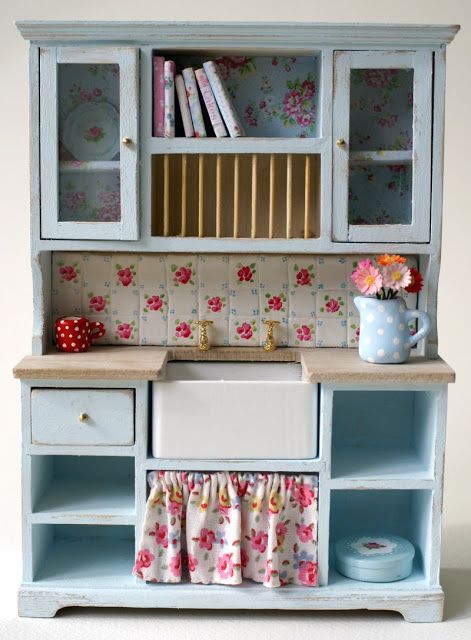 Decorating tips a la Sylvanian Families. Quite like the dresser effect around the sink. Doll House Kitchen, Doll House Crafts, Dollhouse Miniatures Diy, Miniature Rooms, Miniature Kitchen, Chic Kitchen, Dollhouse Kitchen, Shabby Chic Kitchen, Barbie House