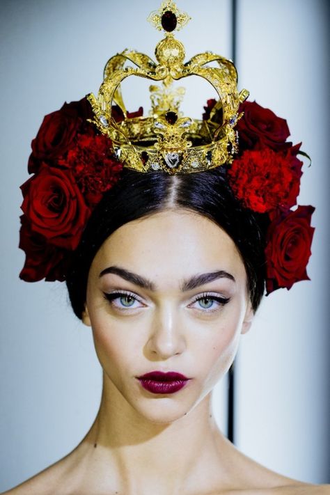 Dolce & Gabbana Spring 2015 Spain in Sicily Milan Fashion Week | ℰllie's ℬlog Runway Makeup, Milano Fashion Week, Pat Mcgrath, Gold Crown, Dolce E Gabbana, Queen Of Hearts, Style Outfits, Beauty Inspiration, London Fashion Week