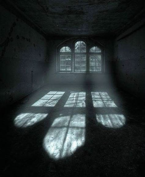 Photo Ciel, Shotting Photo, Empty Room, Light Shadow, Dark Photography, Dark Room, Abandoned Places, Light And Shadow, Black And White Photography