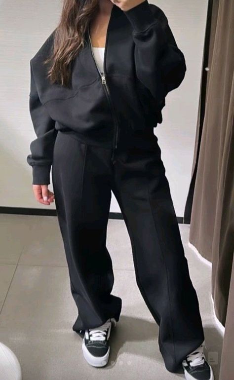 Zara Style Inspiration, Styling Wide Leg Sweatpants, Vans Outfit Winter, Outfit Aeroport, Outfit Pantalon Noir, Ensemble Zara, Tracksuits Outfit, Zara Tracksuit, Outfit Noir