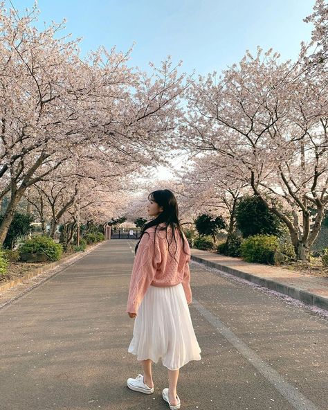 Japan Spring Outfit Cherry Blossoms, Japan Cherry Blossom Outfit, Japan Ootd Spring, Korea Spring Fashion, Japan Spring Fashion, Spring Outfits Korea, Japan Outfit Winter, Cherry Blossom Outfit, Spring Outfits Japan