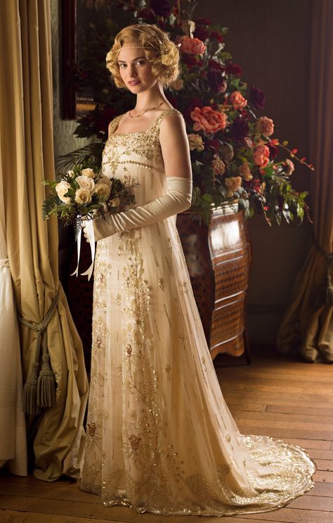 Wedding dress of Lady Rose on Downton Abbey. Downton Abbey Wedding, Movie Wedding Dresses, Downton Abbey Costumes, Rose Wedding Dress, Tv Weddings, Downton Abbey Fashion, Wedding Movies, Lady Mary, Lily James