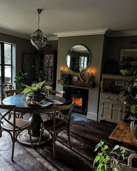 Vintage Wall Decor Ideas, Gothic Dining Room, Moody Home Decor, Dark Dining Room, Decorative Wallpaper, Apartment Dining Room, Boho Interior Design, Dark Home Decor, Vintage Dining Room