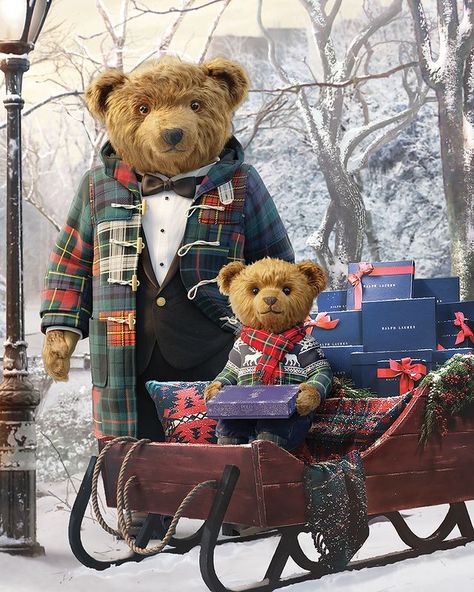 Ralph Lauren Fragrances en Instagram: “When the holidays arrive, the #PoloBear family surely knows how to celebrate. Cherishing the season with meaningful gifts and long-lasting…” Ralph Lauren Ad Campaigns, Ralph Lauren Christmas, Winter Sleds, Love Bears All Things, Teddy Bear Pictures, Christmas Teddy Bear, Paddington Bear, Christmas Sleigh, Bear Decor