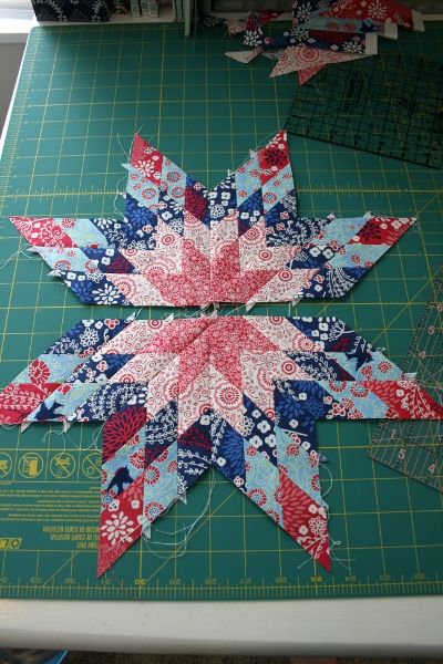 I've always wanted to learn how to make star quilts, and this tutorial is very well written and easy to follow Lone Star Quilt Pattern, Lone Star Quilt, Medallion Quilt, Star Quilt Blocks, Quilt Block Tutorial, Star Quilt Patterns, Patchwork Quilting, Star Quilts, Quilting Techniques