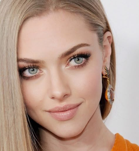 Fair Skin Makeup Blonde, Very Pale Skin Makeup, Make Up Blonde Hair Green Eyes, Amanda Seyfried Makeup, Natural Makeup Fair Skin, Bridal Makeup Fair Skin, Amanda Seyfried Style, Amanda Seyfried Hair, Pale Skin Makeup