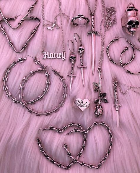 jewelry accessories Goth style 819303357190734247 - Souvenir Jewelry Source by Cute Jewelry Body Je Egirl Jewelry, Souvenir Jewelry, Grunge Jewelry, Grunge Outfit, Coin Pendant Necklace, Piercings Jewelry, Dope Jewelry, Shell Pendant, Bijoux Diy