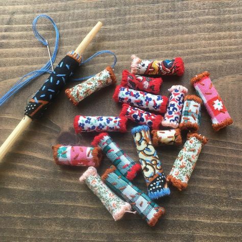 Fabric Scrap Jewelry Diy, Textile Jewelry Diy, Fabric Necklace Diy, Make Paper Beads, Fiber Art Jewelry, Scrap Fabric Projects, Felt Beads, Knit Jewelry, Fabric Bracelets