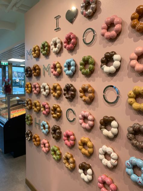 Modern Donut Shop, Doughnut Shop Interior Design, Donut Shop Interior, Donut Store, Donut Display, Bakery Design Interior, Waffle Bar, Doughnut Shop, Kids Cafe