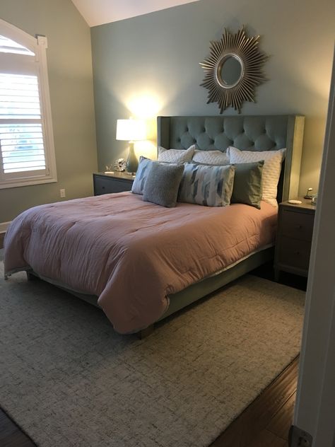 Bedroom Women Single, Master Bedrooms Decor Single Woman, Mauve Master Bedrooms Decor, Dresser Aesthetic Bedroom, Dorm Room Styles, Beautiful Bedroom Decor, Girl Apartment Decor, White Room Decor, Classy Bedroom