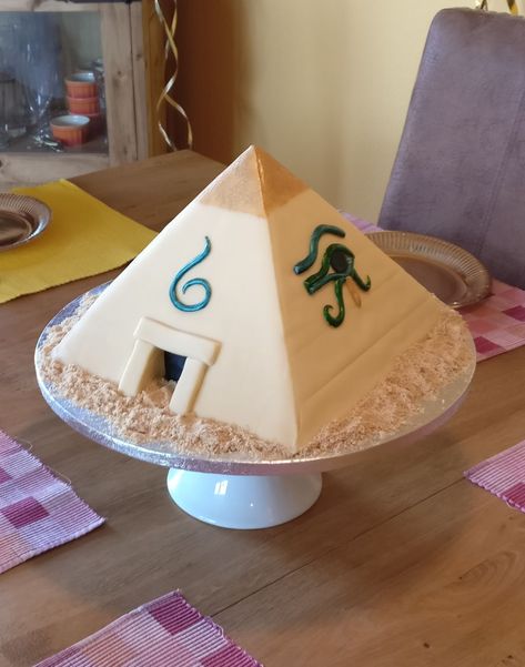 Pyramid Cake Egyptian, Egyptian Birthday Cake, Egypt Cake Ideas, Egyptian Cake Ideas, Ancient Egypt Birthday Party, Egypt Cake, Egyptian Cake, Pyramid Cake, Egypt Party