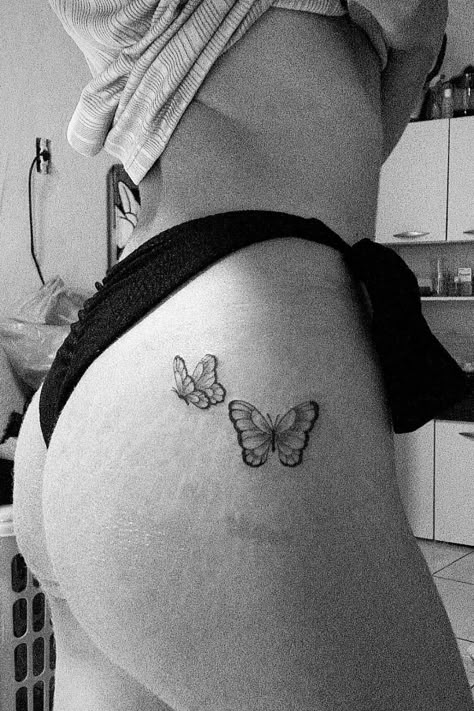 25 Hip-Thigh Tattoos: Art With Edge & Elegance Small Hip Tattoos Women, Butterfly Thigh Tattoo, Female Tattoo Ideas, Cute Thigh Tattoos, Tato Minimal, Hip Thigh Tattoos, Men Tattoo, Hip Tattoos Women, Tattoo Ideas For Men