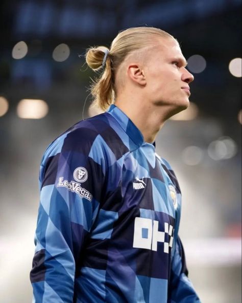 Haaland Hairstyle, Braided Hairstyles Short Hair, Short Hairstyles Curly Hair, Short Hairstyles Curly, Soccer Player Hairstyles, Rasta Hairstyles, Braided Hairstyles Short, Braid Clips, Manchester City Football Club