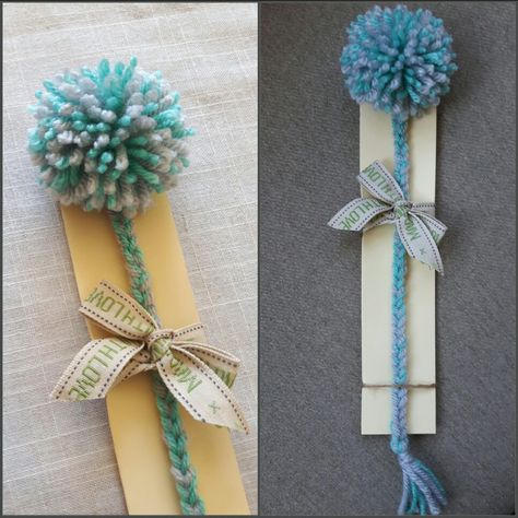 Pom Pom Bookmark Diy, Wool Bookmarks, Hospital Craft, Pom Pom Bookmark, Book Swag, Wool Crafts Diy, Bookmark Diy, Diy Pom Pom, Bookmark Craft