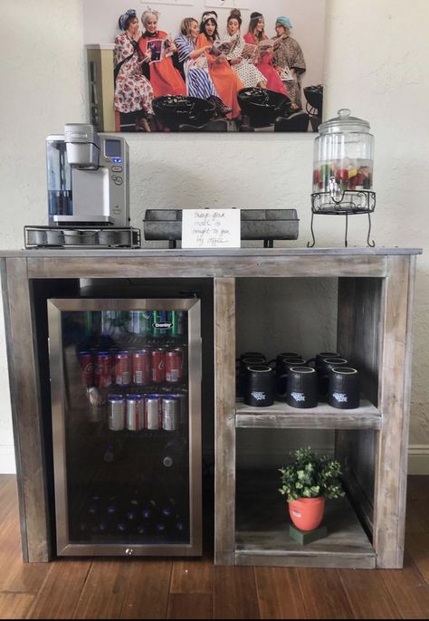 Mini Fridge Table, Mini Fridge Bar, Mini Fridge Cabinet, Salon Interior Design Ideas, Bar In Casa, Interior Design Books, Urban Exploring, Salon Suites, Home Coffee Bar