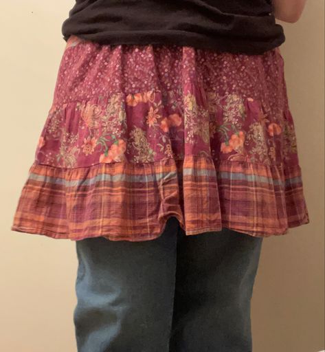 Maroon skirt with many patterns over baggy jeans with black shirt Tweemo Aesthetic, Tweemo Style, Juno Clothes, Juno Core Aesthetic, Juno Aesthetic Outfit, Juno Outfit Aesthetic, Juno Outfit, Juno Core, Juno Aesthetic