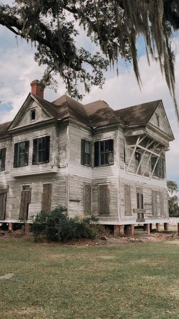 Southern Gothic Architecture, Southern Gothic House, Southern Farm House, Dusty House, Southern Style Homes, Old Southern Homes, Gothic Farmhouse, Farmhouse Old, Creepy Old Houses