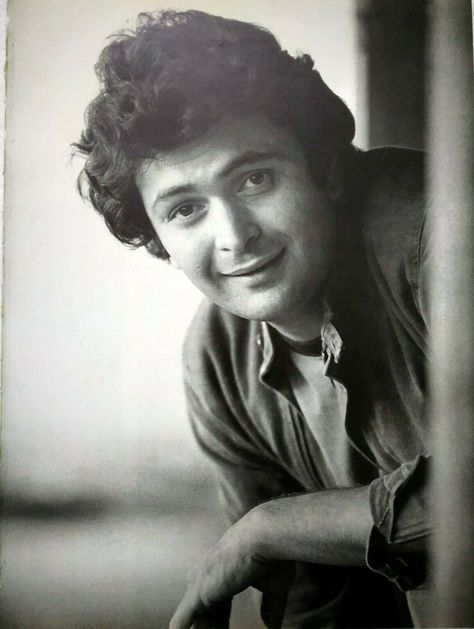 Indian Bollywood Actors, Rishi Kapoor, Bollywood Cinema, Bollywood Pictures, Retro Bollywood, Hand Photography, Actors Images, Vintage Bollywood, Portrait Images