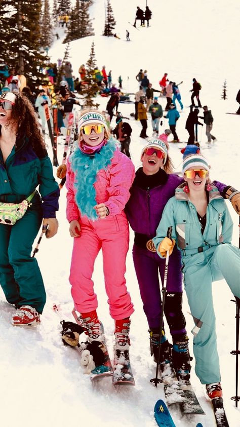 70s Ski Outfit, Vintage Ski Pictures, Retro Snowboarding Outfit, 70s Ski Fashion, Aspen Ski Party Outfit, 80s Skiing Outfit, Apres Ski 80s, Ski Lodge Aesthetic Outfits, Retro Ski Aesthetic