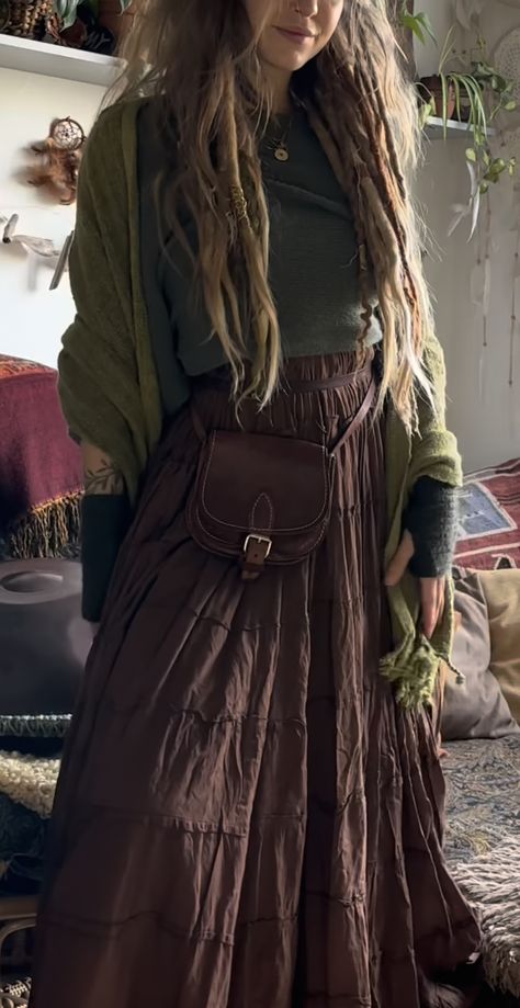 Imbolc Outfit Inspiration, Druidcore Aesthetic, Fae Aesthetic Outfit, Medieval Adventurer Outfit, Garden Witch Aesthetic Outfit, Botanist Aesthetic Outfit, Earth Witch Aesthetic Outfit, Swamp Witch Aesthetic Fashion, Cottegcore Outfit