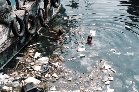 So much pollution in the water that children are swimming in the middle of the garbage. This should not be the case. Ocean Pollution, Water Pictures, Shocking Facts, Water Pollution, Marine Conservation, Water Bodies, Surface Water, Water Sources, Water Resources