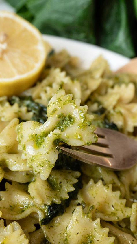 Pesto Farfalle, Farfalle Pasta Recipes, Types Of Pasta Sauce, Farfalle Recipes, Clean Eating Vegan, Favorite Pasta Recipes, Farfalle Pasta, Quick Easy Vegan, Eating Vegan