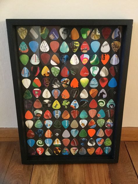 Guitar Pick Art - using old gift/loyalty/credit cards Guitar Pick Display, Guitar Pick Art, Guitar Picks Diy, Music Themed Bedroom, Music Room Design, Home Music Rooms, Pick Art, India Home Decor, Music Studio Room