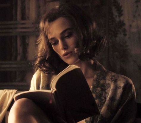 keira knightley in the edge of love (2008) Edge Of Love, The Edge Of Love, Kiera Knightly, Keira Knightly, Peggy Carter, Woman Reading, Reading A Book, Keira Knightley, Pride And Prejudice