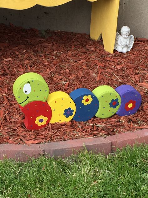 Paver caterpillar. Paver Planter, Painted Bricks Crafts, Backyard Wall, Landscape Bricks, Painted Pavers, Movies On Tv, Brick Crafts, Wall Painting Ideas, Garden Pavers