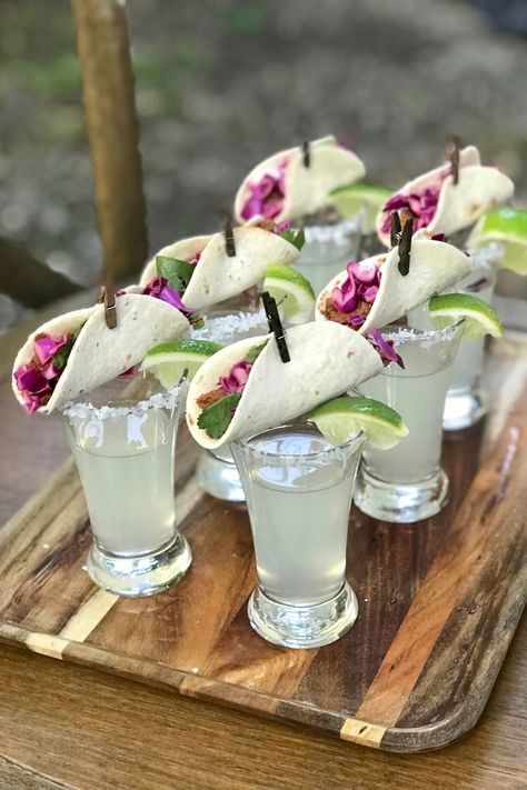 Mini Soft Tacos are placed upon shot glasses filled with margaritas for a mini-shooter pairing. Served on a tray as a wedding hors d'oeuvre during cocktail hour. Cilantro Slaw, Cocktail Hour Food, Wedding Cocktail Hour, Cocktail Fruit, Mini Tacos, Party Food Buffet, Buffet Food, Brunch Party, Event Food