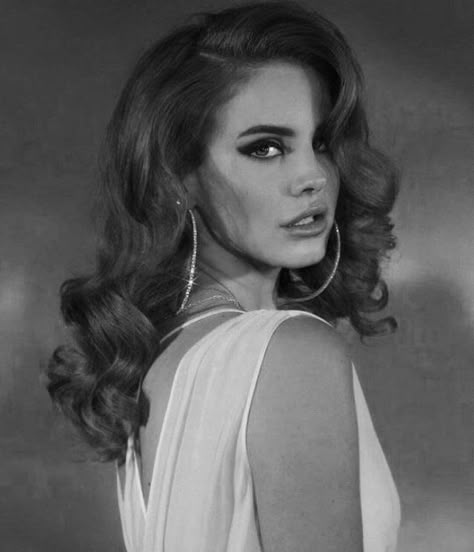 Lana Del Rey Winged Eyeliner, Lana Del Rey 60s Hair, Lana Del Rey Side Part, Lana Del Rey Updo, Lana Del Rey Young Pictures, Lana Hairstyles, Lana Del Rey Hairstyles, Lana Del Rey Reference, Lana Del Rey Portrait