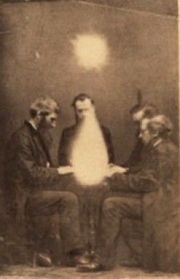 Victorian Spiritualism Movement | Seance conducted by John Beattie in Bristol in England, 1872 Victorian Spiritualism, Spirit Photography, Gif Terror, John William Waterhouse, Spirited Art, True Life, Ghost Stories, Victorian Era, Psychic