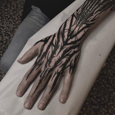 Full Arm And Hand Tattoo, Hand Tattoos Blackwork, Best Black Tattoo Ideas, Black Out Hand Tattoo, Blackwork Hand Tattoo, Vincent Tattoo, Watercolor Tattoo Ideas, Tattoo Catalog, Dark Tattoos