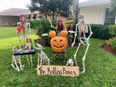 Skeleton Set Up Halloween, Skeleton Halloween Decorations Yards, Skeleton Scenes For Halloween, Poseable Skeleton Ideas, Skeleton Ideas For Yard, Halloween Skeletons Yard Funny, Skeleton Displays For Halloween, Skelly Ideas, Skeleton Halloween Decorations