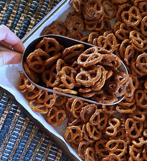 Tasty Cinnamon Sugar Pretzels - Six Clever Sisters Auntie Anne’s Cinnamon Sugar Pretzel Recipe, Flavored Pretzels, Easy Cake Mix Desserts, Pretzel Nuggets, Cake Mix Banana Bread, Cake Mix Cookie Bars, Cinnamon Sugar Pretzels, Pretzel Recipe, Easy Peach Cobbler Recipe