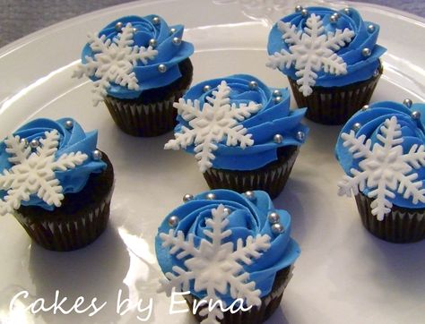 Winter Wonderland Cupcakes Winter Wonderland Cupcakes, Snowflake Cupcakes, Wonderland Cupcakes, Christmas Fondant, Winter Cupcakes, Make Cupcakes, Candy Alternatives, Chocolate Cupcakes Moist, Frozen Snowflake