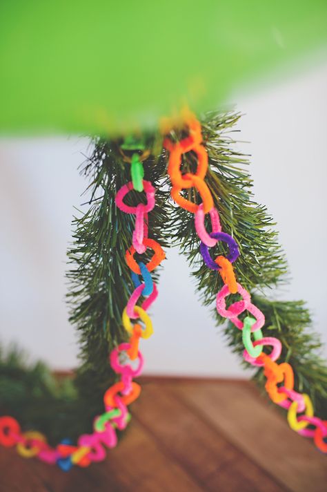 Pipe Cleaner Garland (cut pipe cleaners into thirds and link together) Pipe Cleaner Garland, Birthday Garland Diy, Christmas Tree Hat, Retro Christmas Tree, Birthday Garland, Pipe Cleaners, Diy Garland, Diy Holiday Decor, Christmas Makes