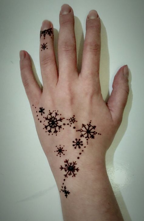 Who said winter is not for henna?! Winter Inspired Tattoos, Henna Christmas Designs, Winter Henna Design, Christmas Henna Design, Christmas Henna, Aesthetic Mehandi, Men Henna Tattoo, Cute Henna Tattoos, Diy Henna