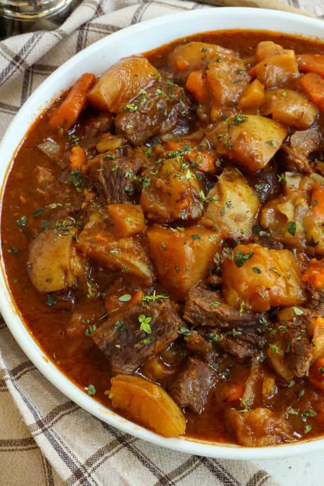 Instant Pot Beef Stew, Easy Beef Stew Recipe, Small Town Woman, Food Dinners, Easy Beef Stew, Beef Sauce, Dessert Original, Pot Beef Stew, Sweet Carrot