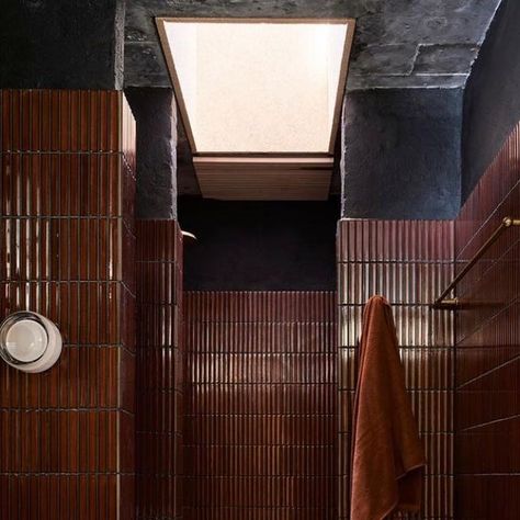 Benedikt Josef on Instagram: "Blood-red tile and a raw concrete ceiling - love this rich and sensual refresh of an iconic mid-century home in Sydney by Conrad Johnston. . . . #nydesign #nyinterior #interiordesign #prouvé #pierrejeanneret #jeanneret #lecorbusier #miesvanderohe #kellywearstler #carloscarpa #jeanroyere #mouille #noguchi #calder #barragan #jacquesgrange @studio_johnston" Dark Red Bathroom Tiles, Red Tiled Bathroom, Dark Orange Bathroom, Dark Red Bathroom, Red Tile Bathroom, Orange Bathrooms, Concrete Ceiling, Dark Bathrooms, Colour Story