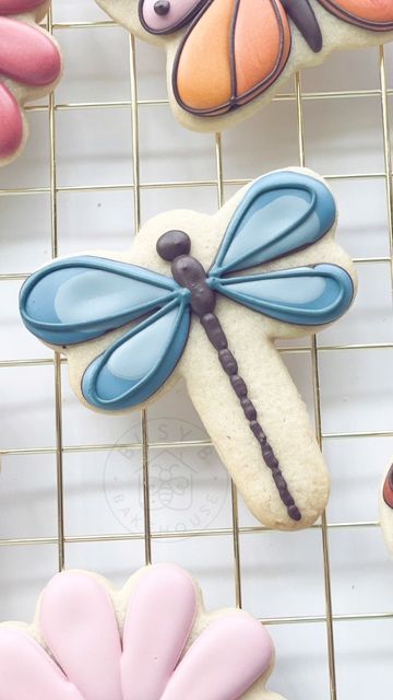 Dragonfly Cookies Royal Icing, Bug Themed Dessert, Dragonfly Cookies, Firefly Cookies, Dragonfly Cookies Decorated, Bug Sugar Cookies, Bug Cookies, Royal Icing Cookies Recipe, Farm Cookies