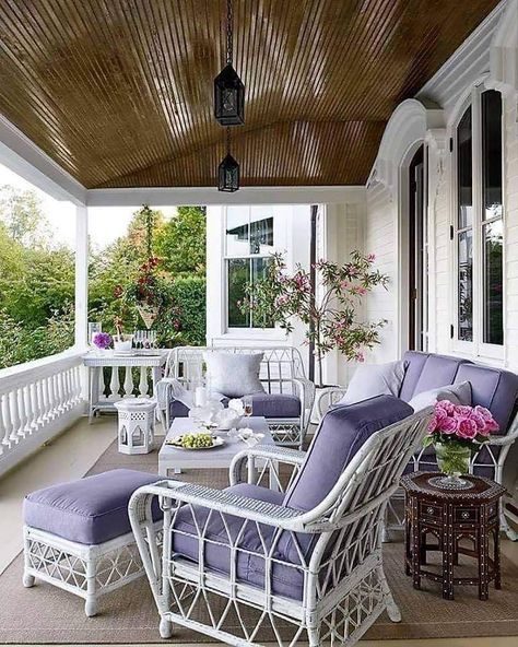 Old Victorian House, Mountain Interiors, Porch Life, Cottage Porch, Porch Sitting, French Style Homes, Country Porch, Outdoor Living Rooms, White Wicker