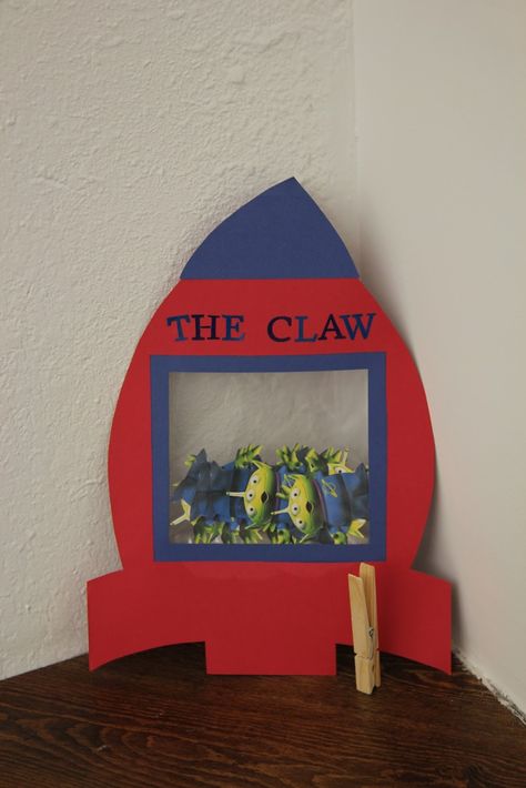 Toy Story - "the claw" cute decoration Toy Story Activities, The Claw Toy Story, Toy Story Diy, Toy Story Bedroom, Toy Story Decorations, Toy Story Room, Toy Story Crafts, Toy Story Halloween, Toy Story Party Decorations