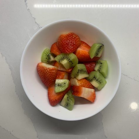 Fruit Salad Aesthetic, Kiwi Fruit Salad, Bunny Diet, European Meals, Kiwi And Strawberry, Isabella Core, Kiwi Strawberry, Strawberry Kiwi, Healthy Lifestyle Food