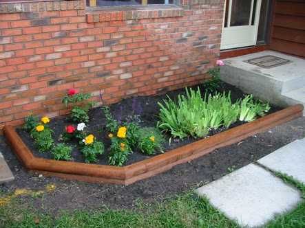 16 Small Flower Gardens That Will Beautify Your Outdoor Space Landscape Timber Edging, Side Landscaping, Level Garden, Flower Bed Borders, Small Flower Gardens, Budget Landscaping, Flower Bed Edging, Front Flower Beds, Landscape Timbers