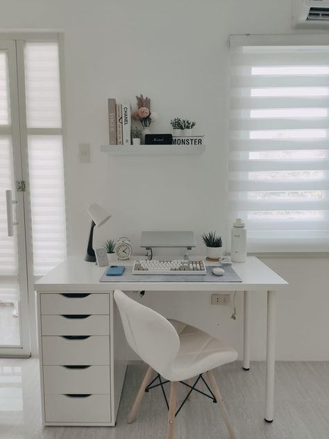 Study Table Aesthetic, Cozy Small Bedrooms, Dorm Room Styles, Study Room Design, Luxury Room Bedroom, Small Home Offices, White Desk, Pinterest Room Decor, Study Room Decor