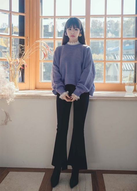 Korean Outfits Winter, Flare Jeans Outfit Winter, Flare Jean Outfit, Winter Pants Outfit, Jeans Outfit Winter, Clothes Korean Style, Chic Fall Outfits, Korean Clothing, Modest Fashion Outfits