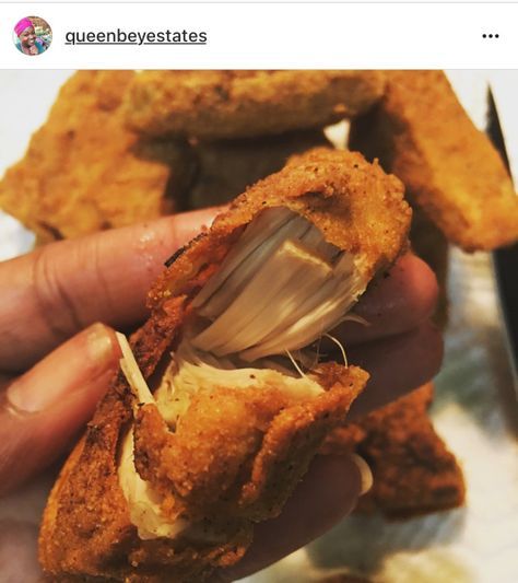 Queen Bey�’s “Fried Chicken” Jackfruit Recipe When I posted my vegetarian dinner on Facebook I had no idea it was going to go viral. The video obtained over 2.4 million views and t… Fried Jackfruit, Jackfruit Recipe, Jack Fruit, Recipes High In Iron, Jackfruit Recipes, Cooking Vegan, Vegan Meat, Queen Bey, Vegetarian Dinner