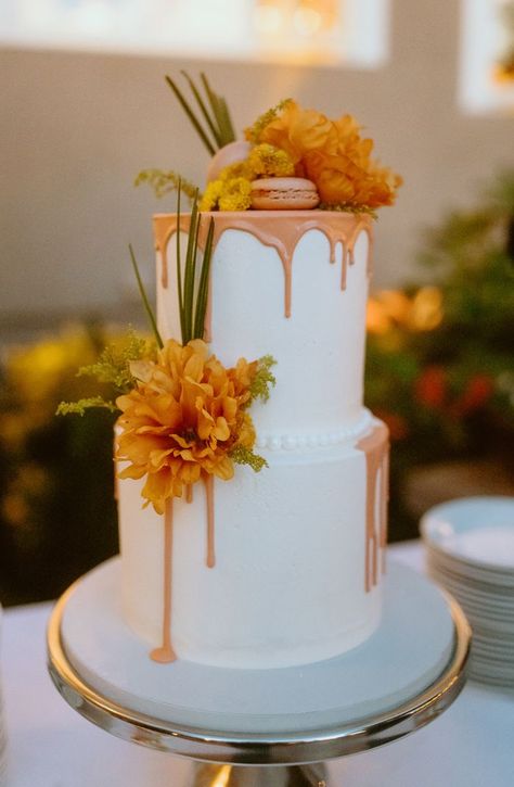 Two-tier wedding cake with floral accents l Image by Carmelisse Photography Mango Wedding Cake, Marigold Wedding Cake, Classic Cake Designs, Marigold Cake, Portland Backyard, Wedding Cake Orange, Wedding Cake Ideas Elegant, Fall Wedding Cake Ideas, Orange Cakes